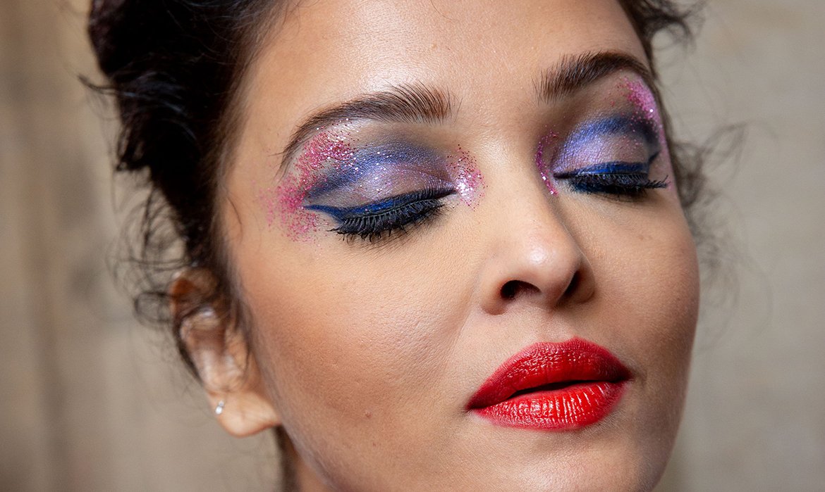 Ayshwarya Rai apuesta por un eyelighter cargado de color pero, sobre todo, de brillo. ¿Te has fijado en los puntos estratégicos? Siempre los mismos: lagrimal y hueso de la ceja.